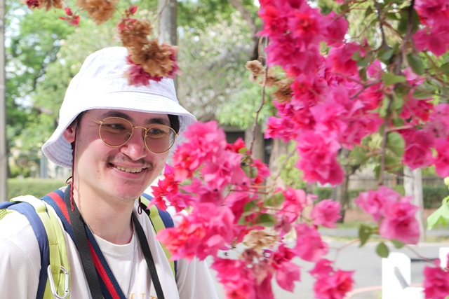 Lukas mit Blumen
